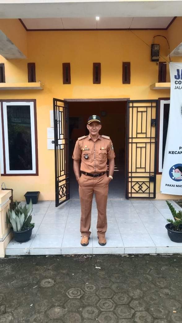 Datuk Rio Erpuadan saat apel pagi di depan kantor Rio Dusun teluk Pandak kecamatan Tanah Sepenggal ( Senin 3 Januari 2022)
